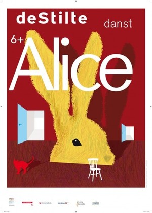 Dans le cadre de l’opération Ce soir on bouge !, un bus est affrété par la commission culture pour découvrir ensemble un spectacle joué au grand théâtre de la scène nationale d’Albi. Une occasion unique de rêver en famille devant les aventures d’Alice. Pour l’occasion les voyageurs-spectateurs au départ de cette soirée pourront découvrir les coulisses de grand théâtre après le spectacle. Spectateurs affamés, pensez à apporter votre casse-croûte ; un espace sera prévu à cet effet à la scène nationale. Programme 18h départ en bus place Gambetta de Carmaux 18h45 pause pique-nique 19h30 début du spectacle 20h45 visite des coulisses 21h15 retour en bus à Carmaux La compagnie néerlandaise De Stilte traduit en mouvement et en musique un monde qui s’ouvre sur le poème introductif de l’incontournable conte de Lewis Carroll. Voilà donc le commencement des aventures d’Alice et son prolongement chorégraphique. Prenant tour à tour les différents visages d’Alice et des autres figures (souris, chat, chenille…) qu’elle rencontre dans ce Pays des Merveilles, des danseurs se lancent dans de folles courses-poursuites, pleines d’humour, des solos dansés, des ensembles rythmés en duos, trios… Alice est une boîte à miracles remplie d’idées magiques et d’astuces fantastiques… Chorégraphie Jack timmermans / Avec Alex Havadi-Nagy, Viviana Fabiano, Donna Scholten, Mirella de Almeida Castagna / Décor Martijn Hohmann, Bart Mostart, Bert Vogels / Musique Timothy van der Holst / Costumes Rianne de Witte / Lumières Uri Rapaport tarif : voyage en bus et billet d’entrée compris 9 € / 13 € + d’infos / résa : Office d’animation du Carmausin 05 63 76 76 67 Scène nationale d’Albi www.sn-albi.fr
